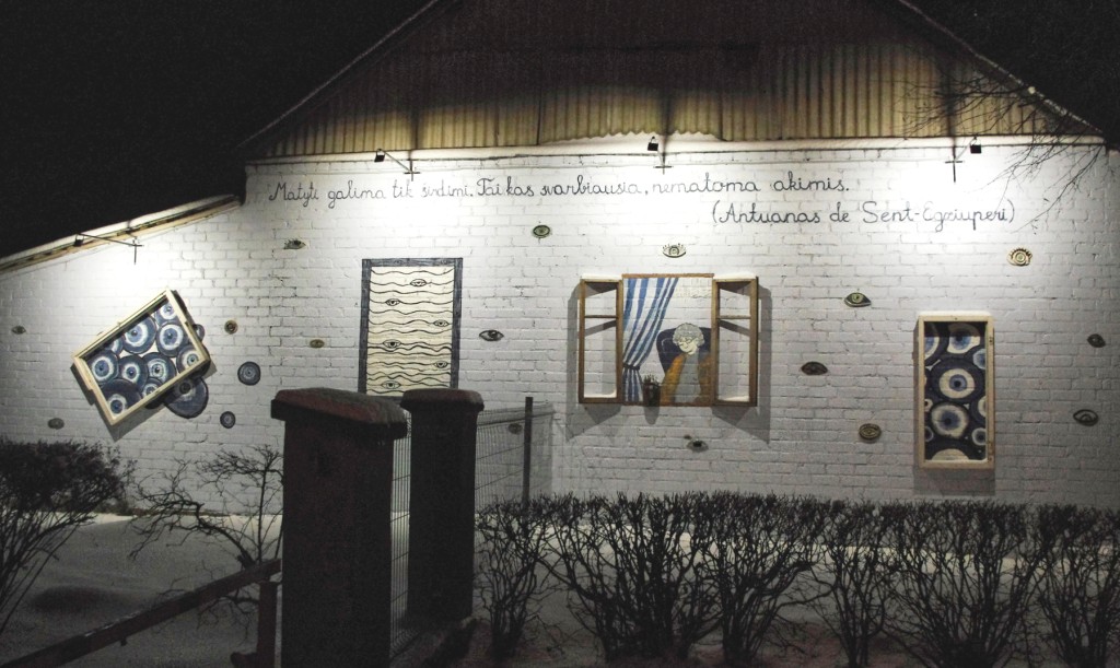Akis atverianti siena prie savivaldybės