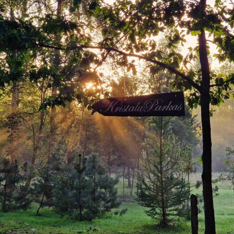 Nakvynė kristalų parke Aušros ir Arvydo sodyboje