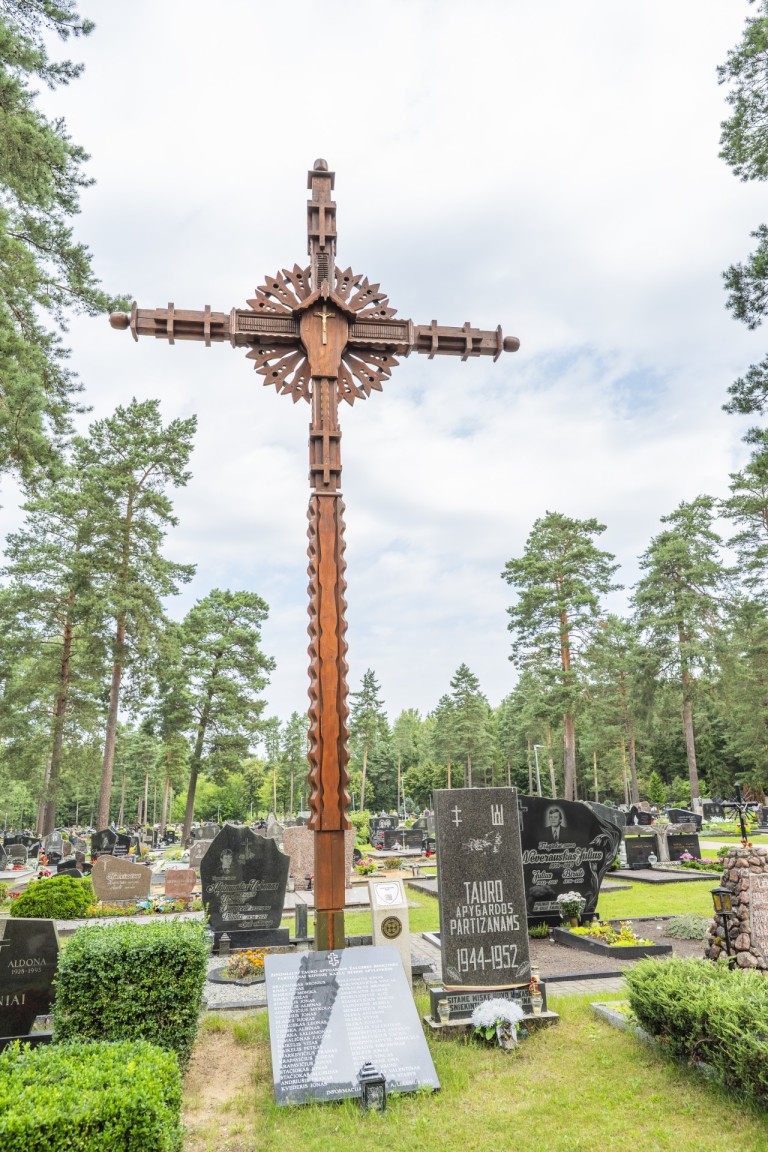 Partizanų kapai ir paminklai Kazlų Rūdos kapinėse