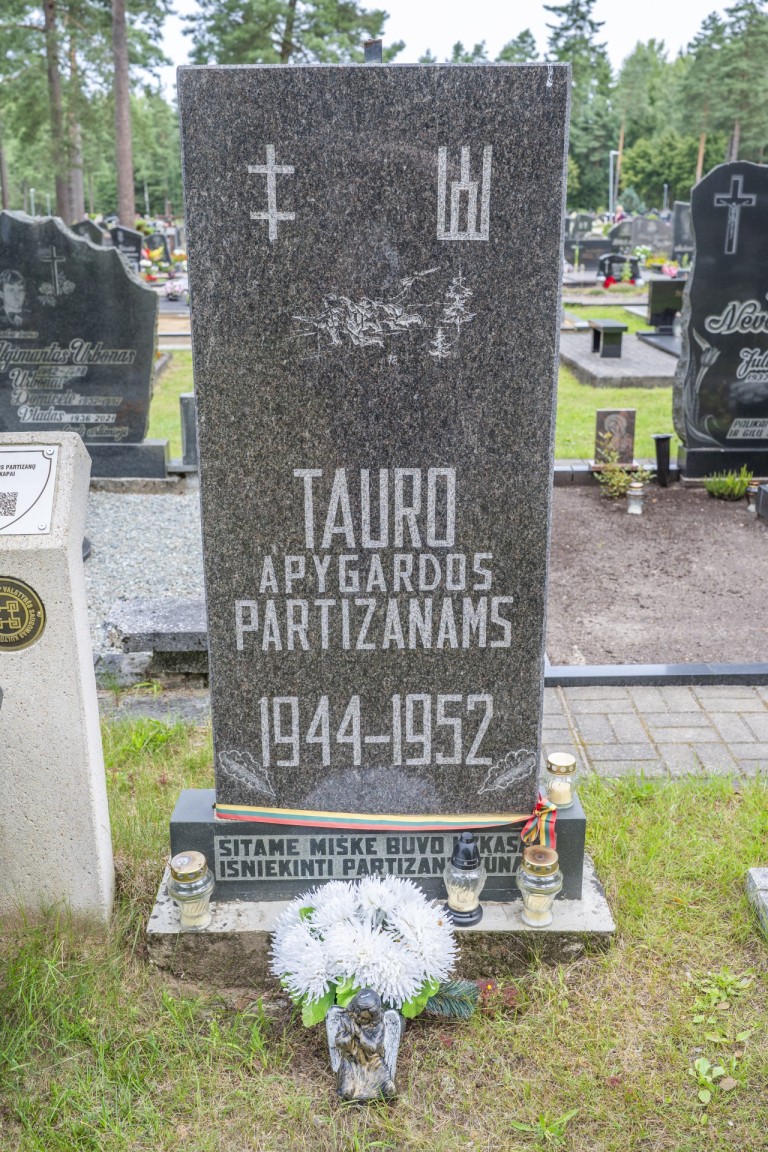 Partizanų kapai ir paminklai Kazlų Rūdos kapinėse