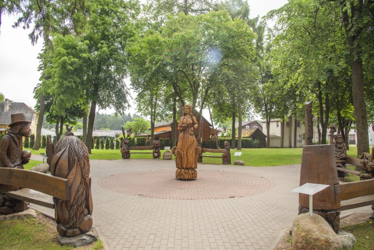 Kazlų Rūdos skveras ir miesto legendos skulptūrinė kompozicija